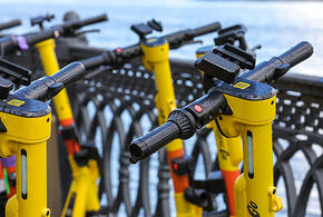 «Отбросило на другую полосу»: в Сочи погиб восьмилетний мальчик, ехавший на электросамокате  Истории несчастных случаев уже были в Краснодаре и Новороссийске